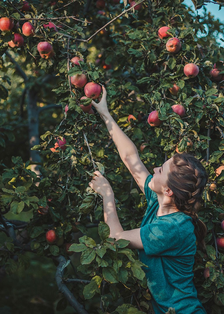 Frau mit Apfel